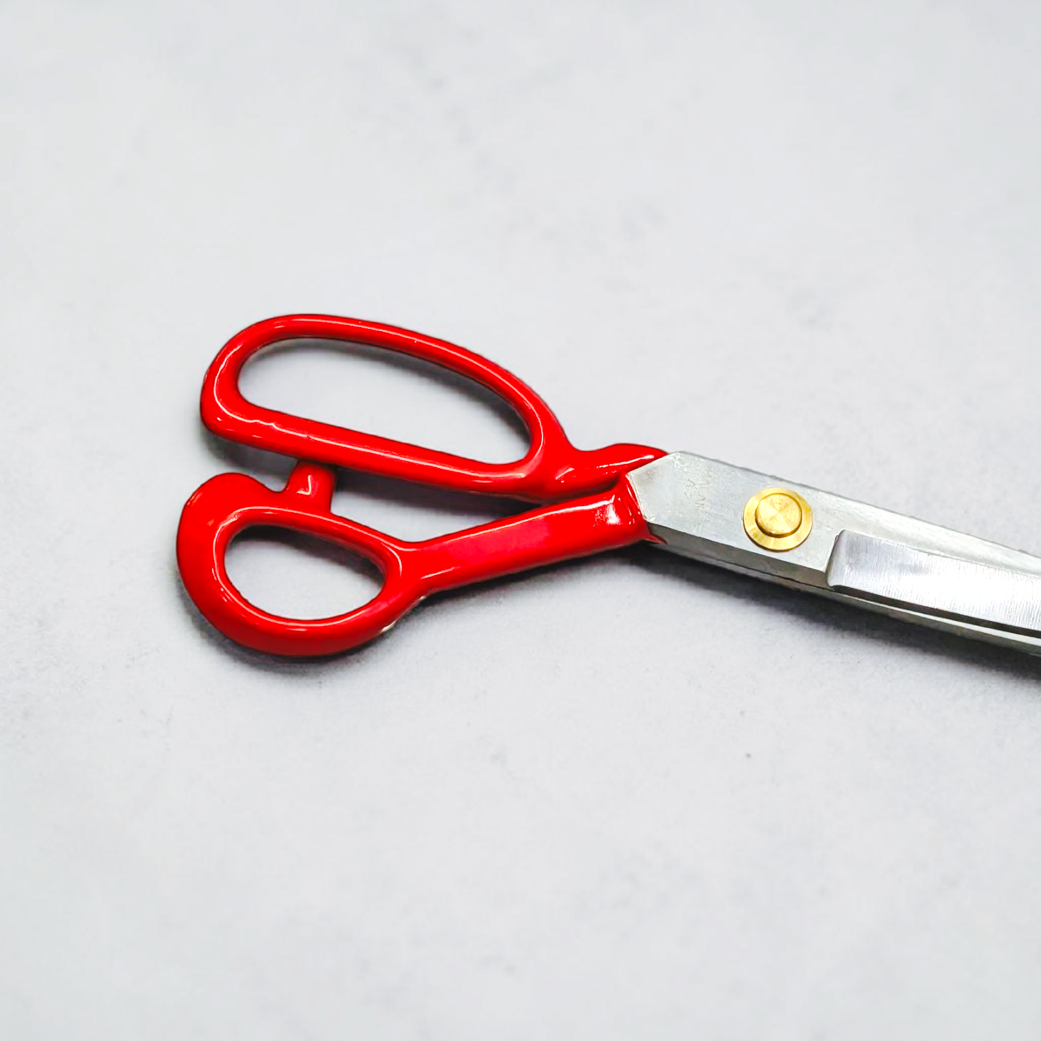 QUEED TAILOR SCISSORS RED HANDLE