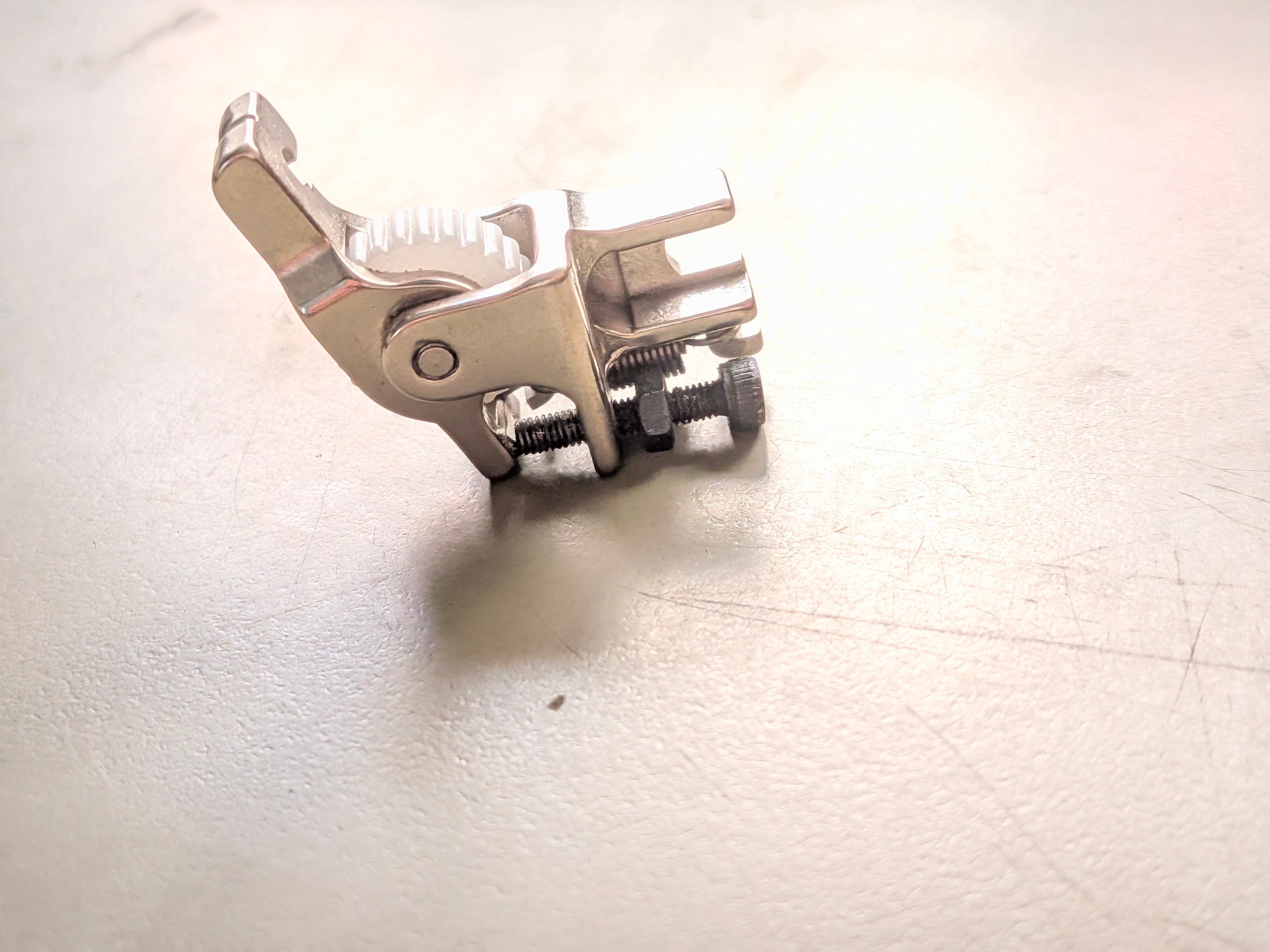 QUEED T168 TEFLON ZIPPER PRESSURE FOOT
