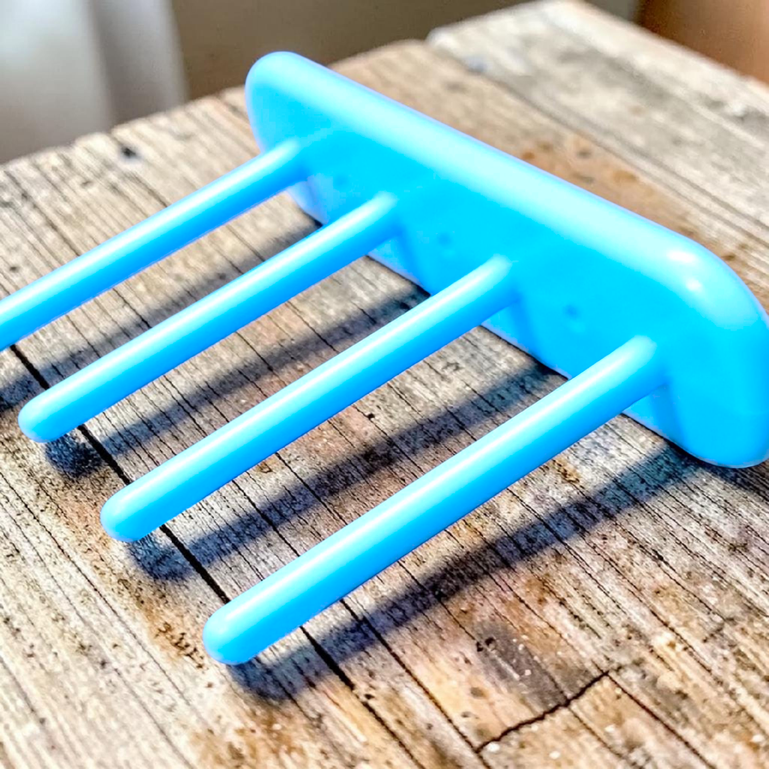 magnetic sewing bobbin holder