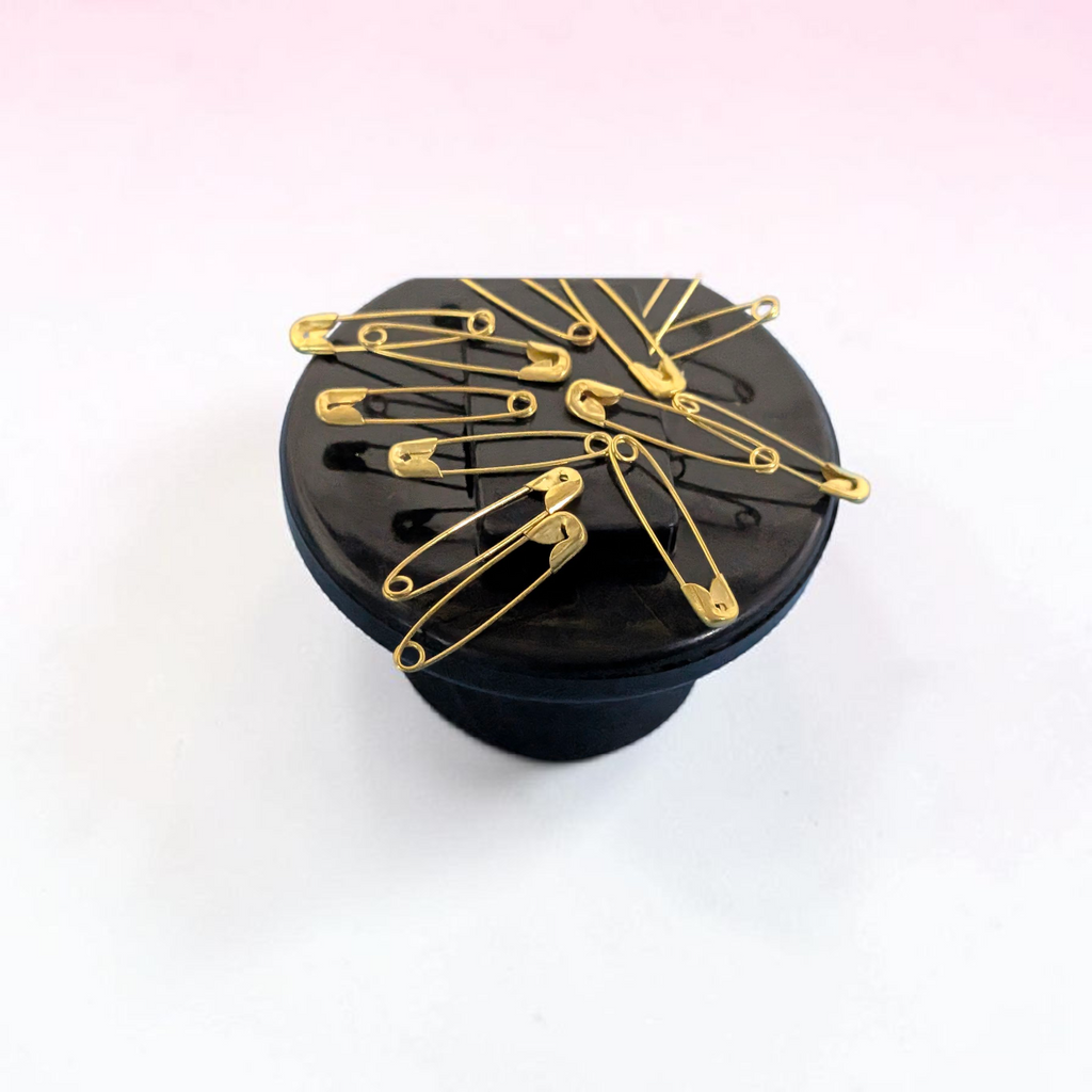 magnetic wristband for sewing pins
