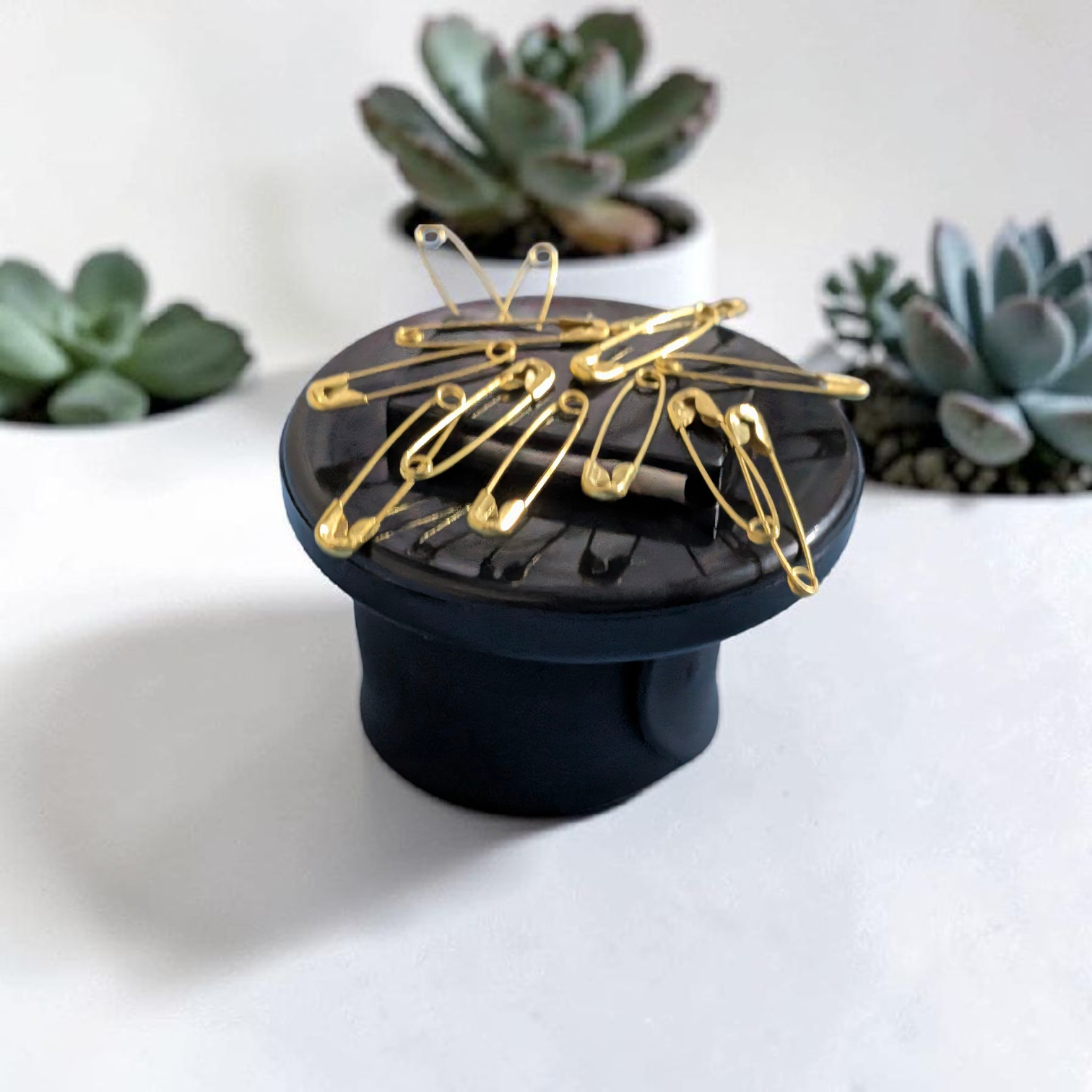 magnetic wristband for sewing pins