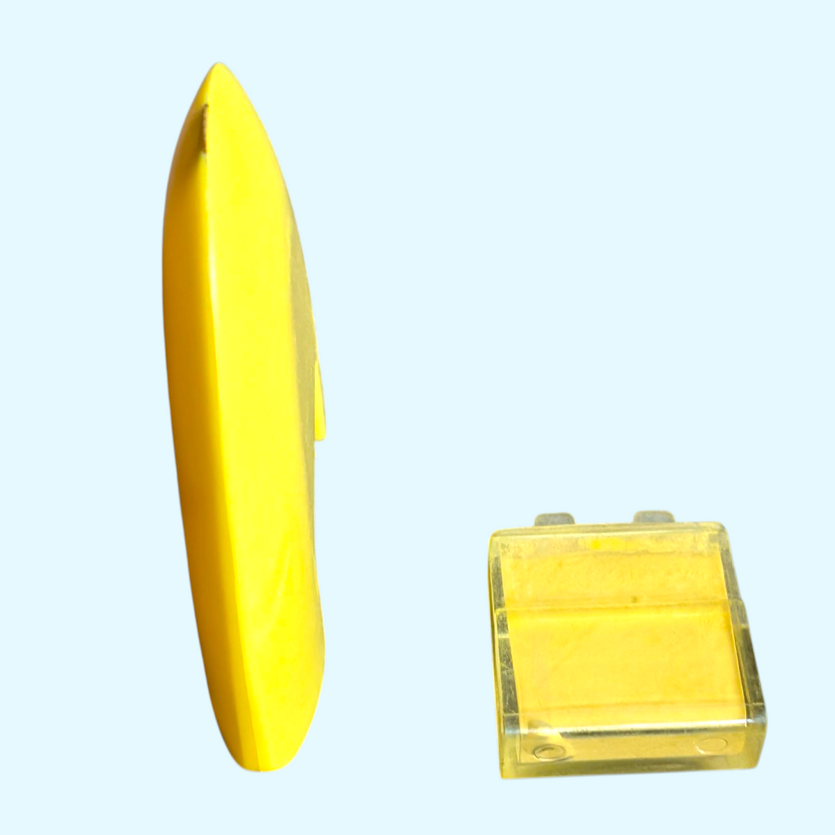 QUEED yellow triangular chalk