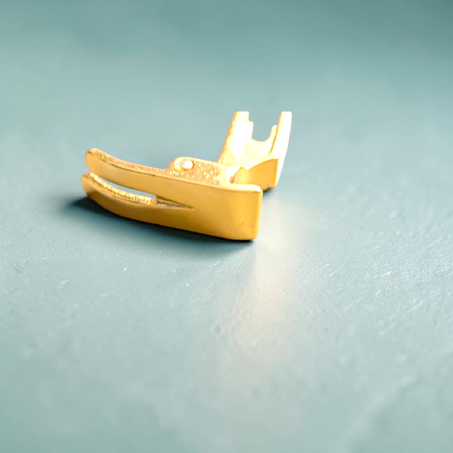 Queed P351 Gold Plated Universal Zig Zag Presser Foot for Industrial & Domestic Sewing Machines